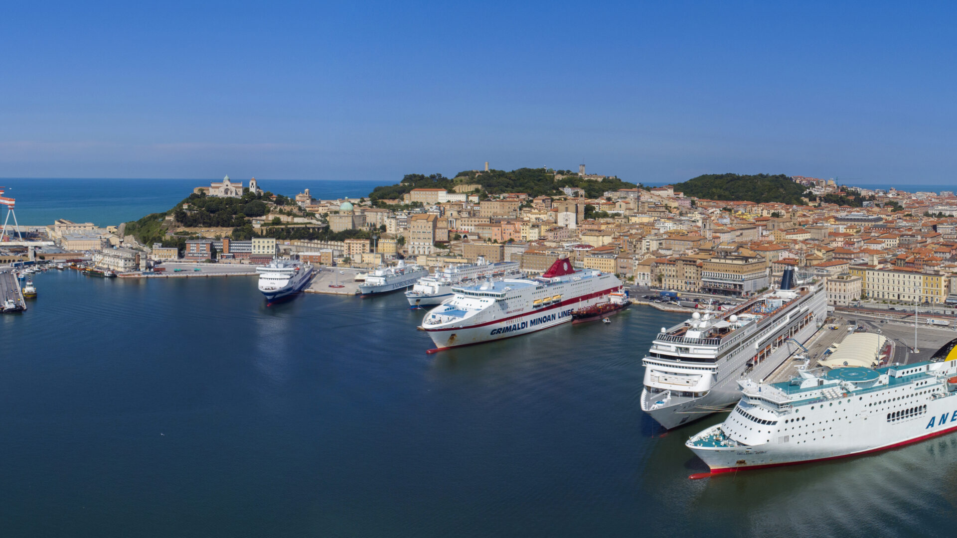 Porto di ancona dal mare